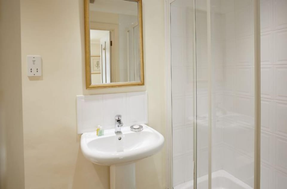 First floor: En-suite shower room