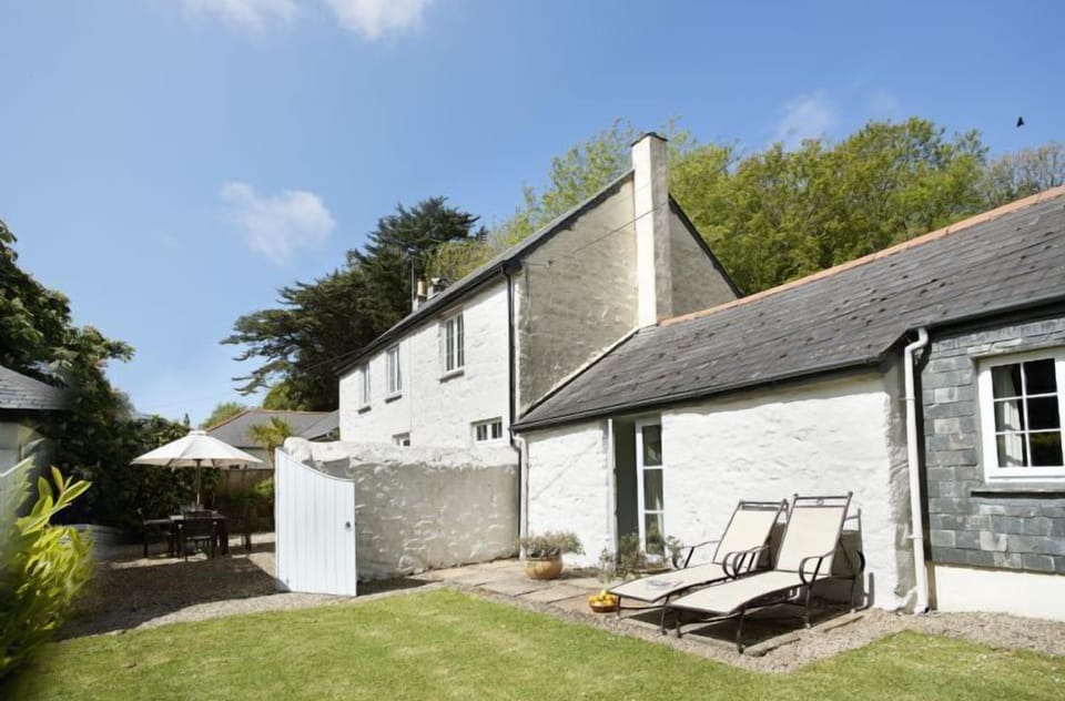 Private gravel and lawn courtyard to the front