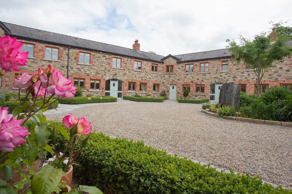 Courtyard view of Decoy Country Cottages