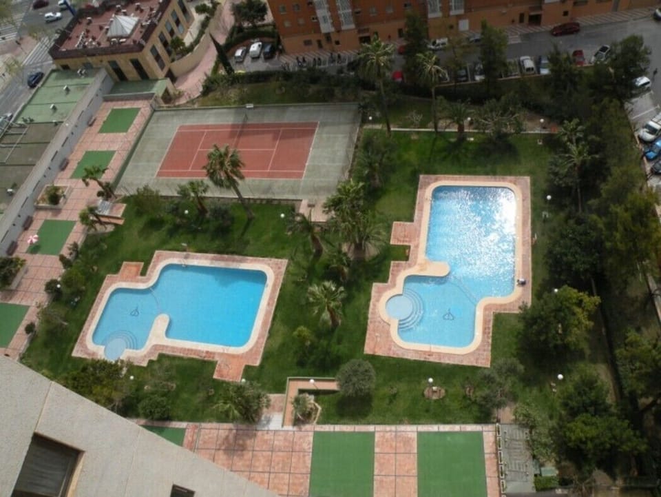 Piscina, tenis, jardin
