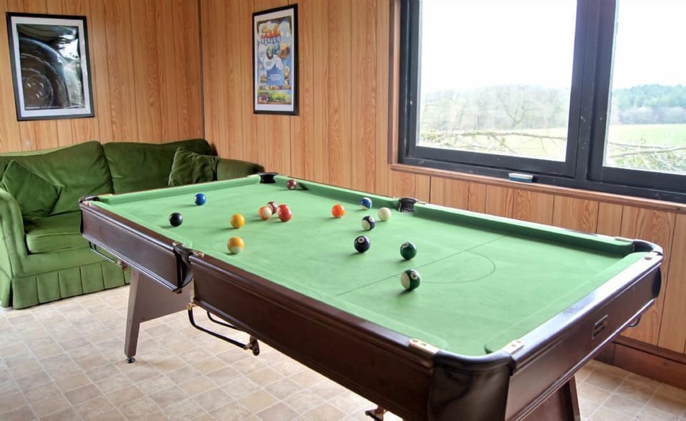 Games room with preschool toy and book library