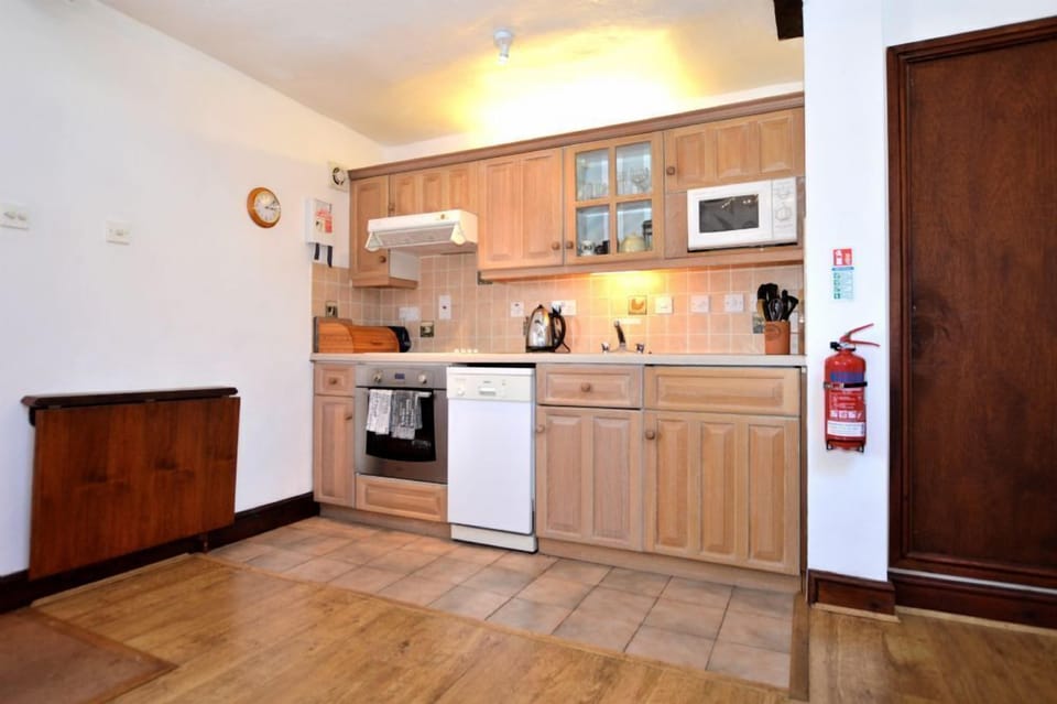 Kitchen with dishwasher, microwave and hob