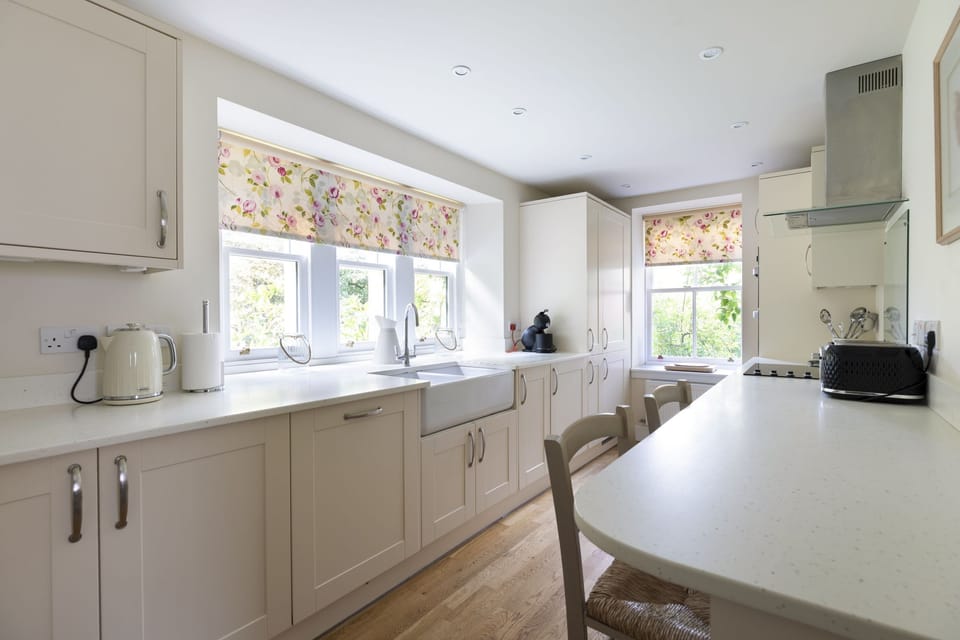 Monteviot Stables West - breakfast bar seating in the kitchen