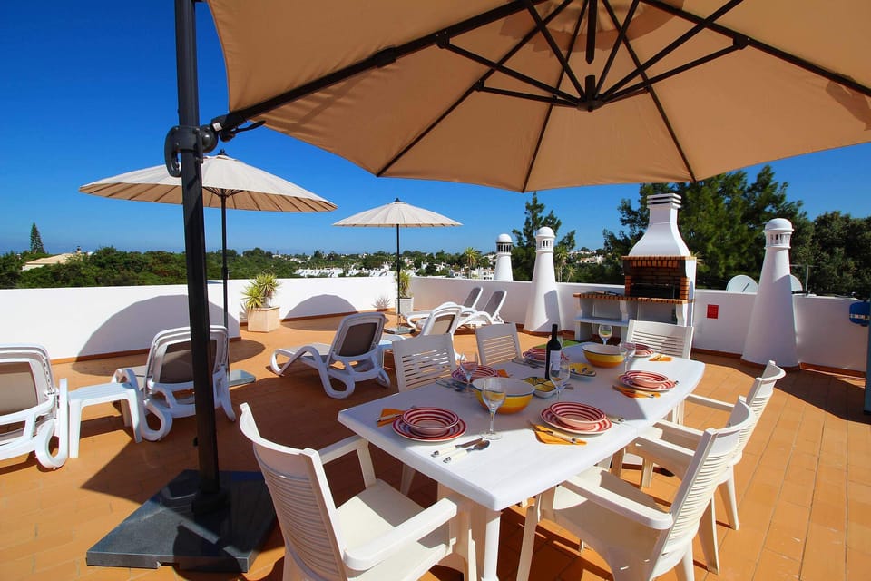 Roof terrace with alfresco dining