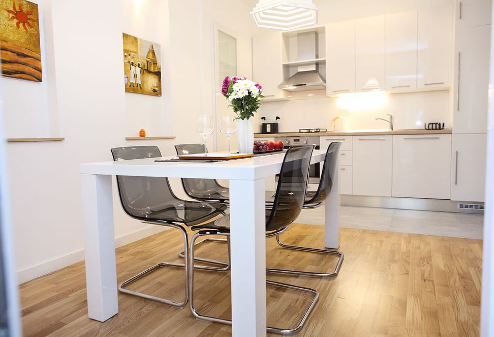 Apartment Le Monde - Kitchen & Dining area