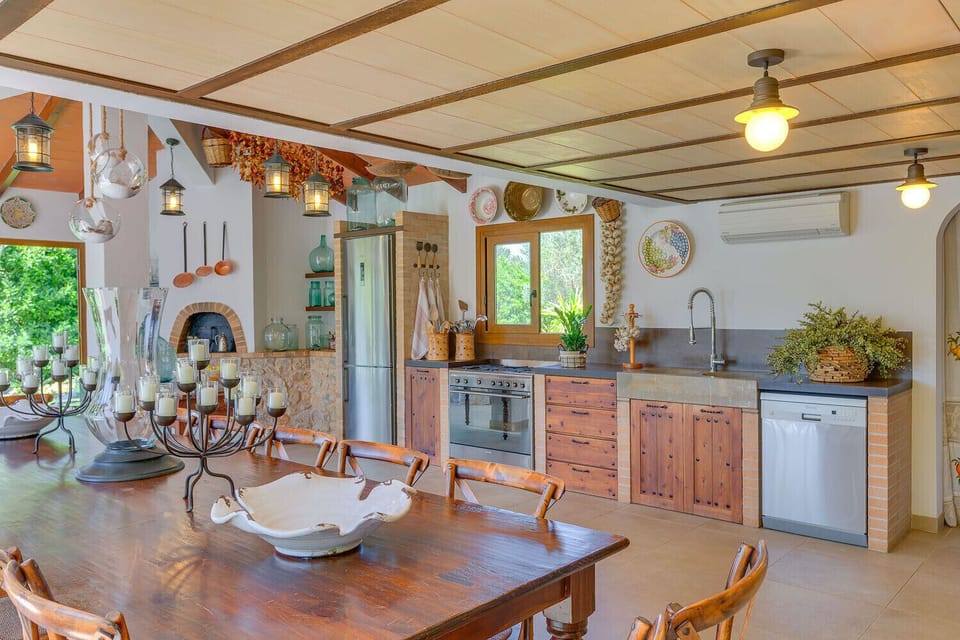 Kitchen with oven and dishwasher in Villa Can Sion, for holiday rentals Mallorca