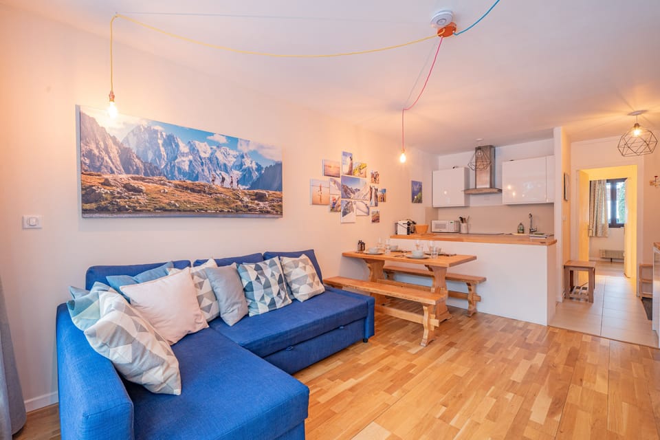 living area, sofa