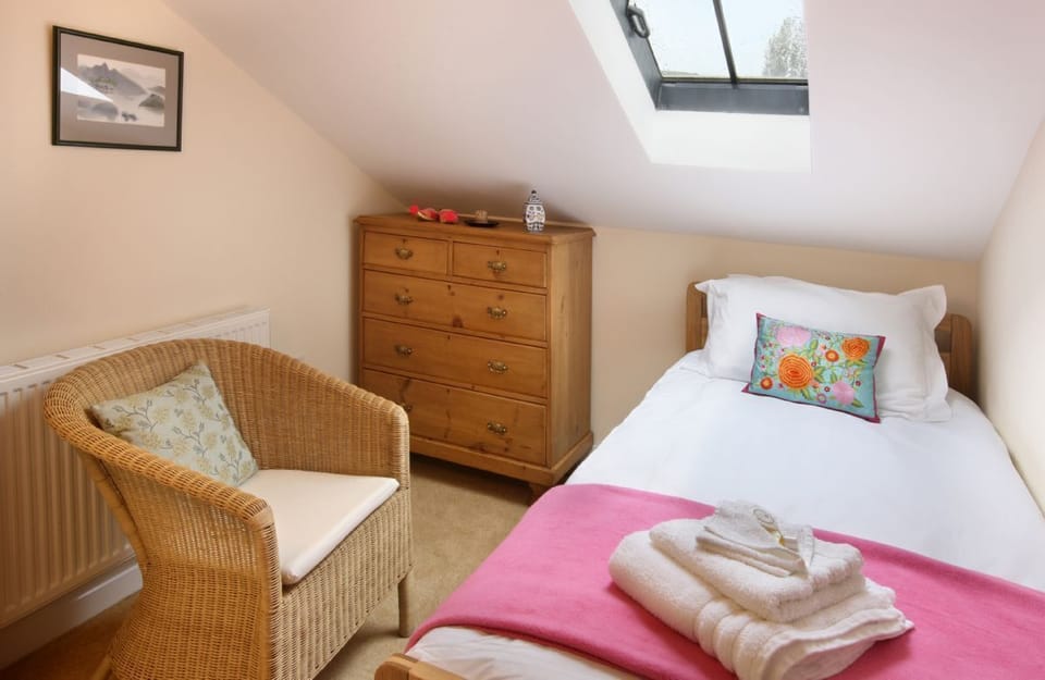 First floor: Single bedroom