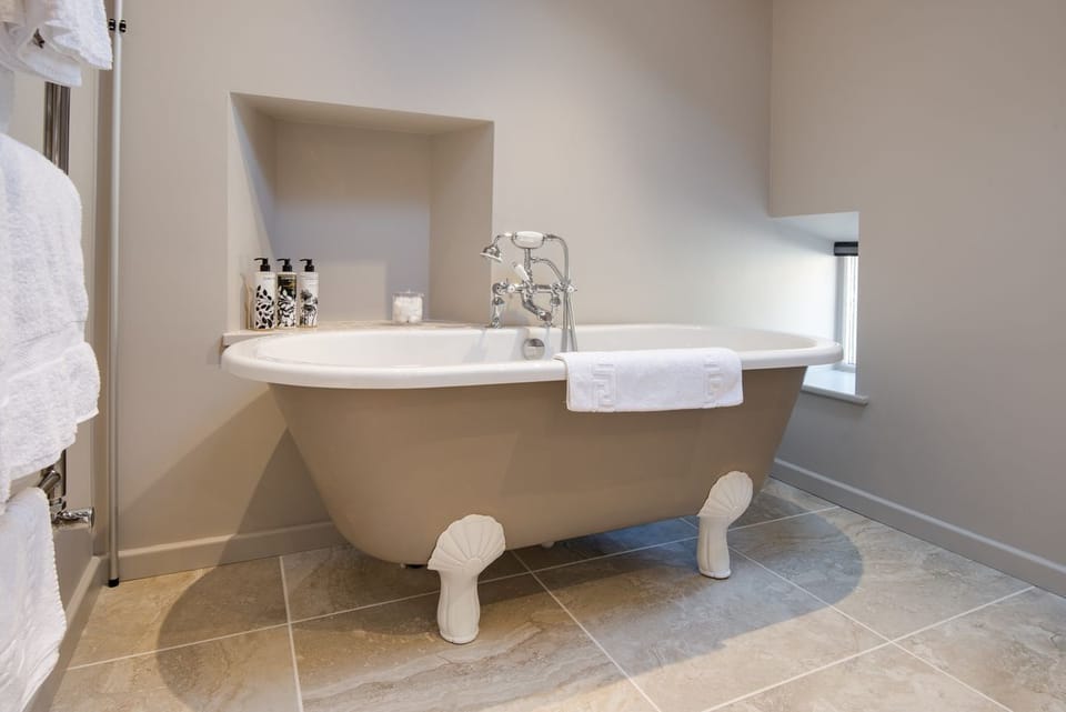 Williamston Barn & Cowshed - bedroom one en suite bathroom