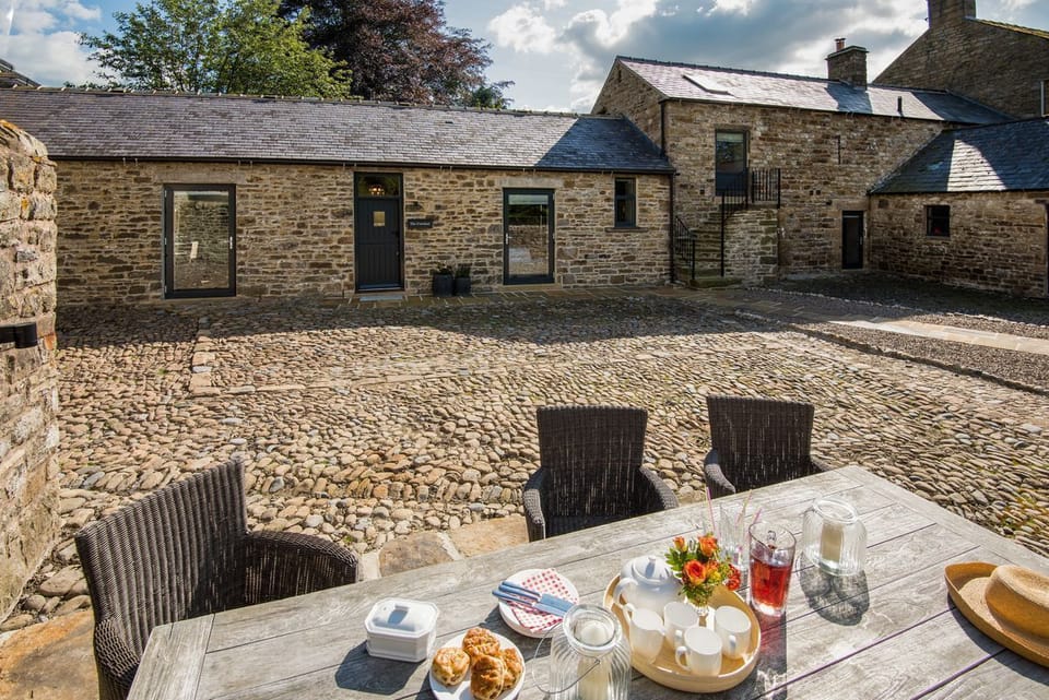 Williamston Barn & Cowshed - courtyard and outside seating area