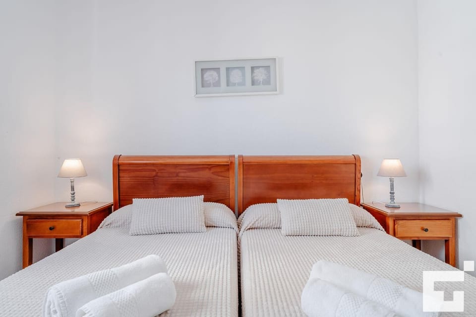 Bedroom with two single beds