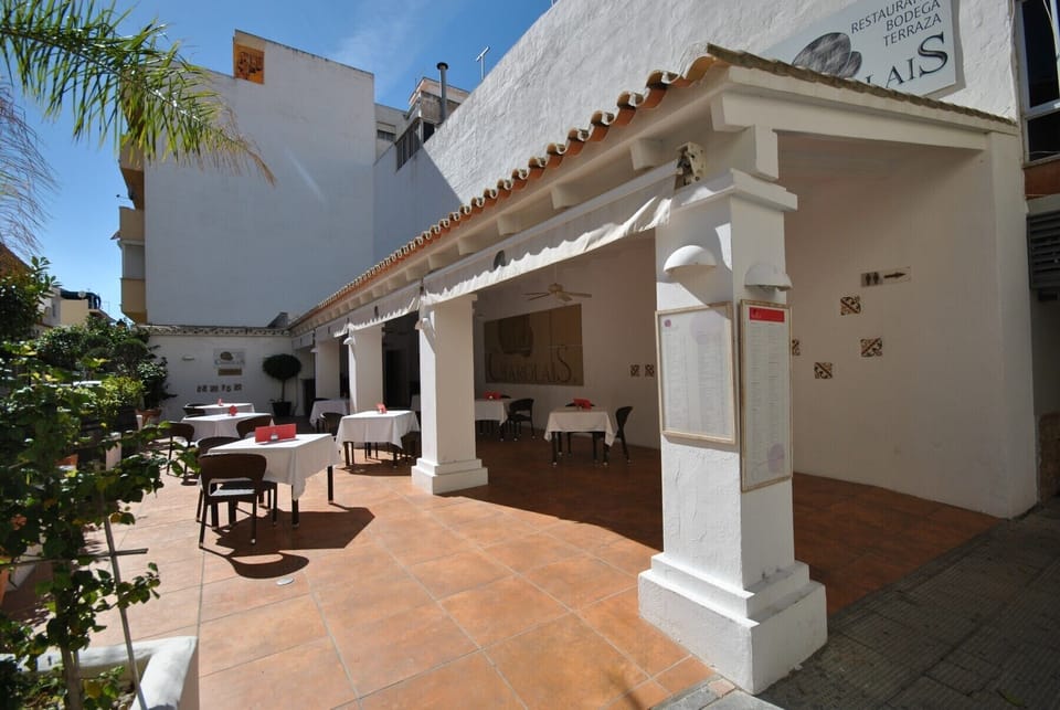 Enjoy the nearby restaurants of this apartment in Fuengirola