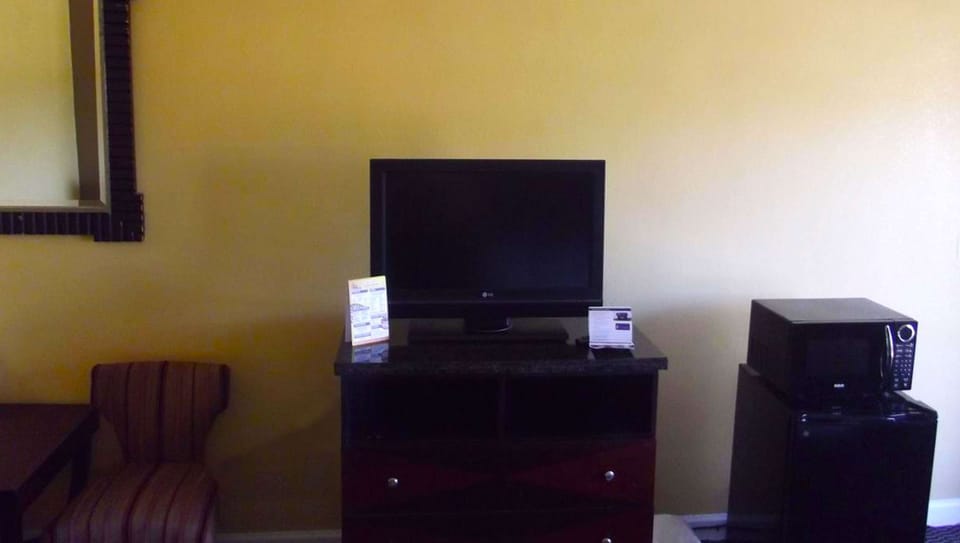 Blackout drapes, free WiFi, bed sheets