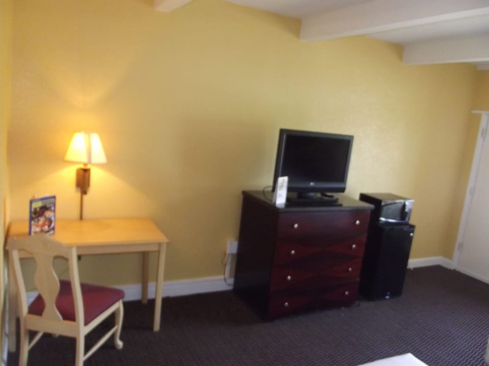 Standard Room, 2 Queen Beds | Living area | Flat-screen TV