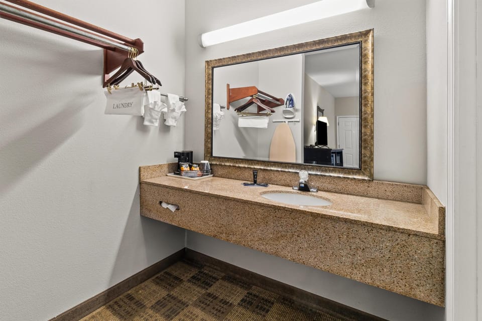 Combined shower/tub, free toiletries, hair dryer, towels