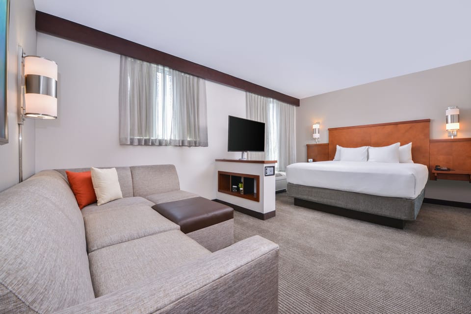 Premium bedding, minibar, desk, iron/ironing board