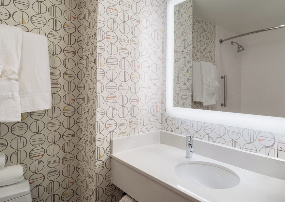 Combined shower/tub, designer toiletries, hair dryer, towels