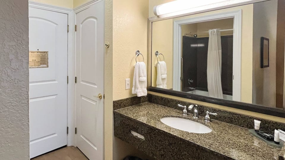 Combined shower/tub, free toiletries, hair dryer, towels