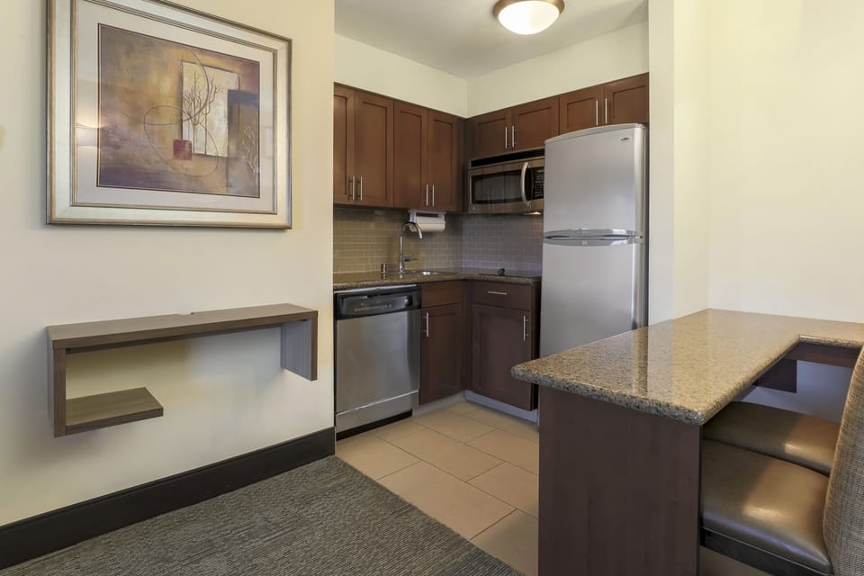 Full-size fridge, microwave, stovetop, dishwasher
