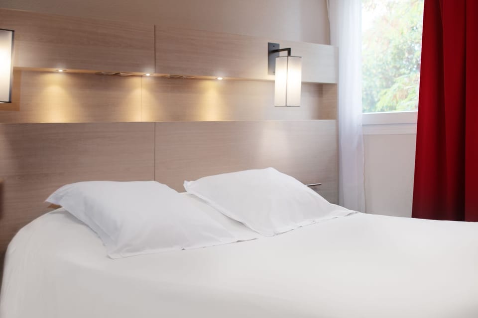 Comfort Studio (Double) | Premium bedding, in-room safe, desk, laptop workspace