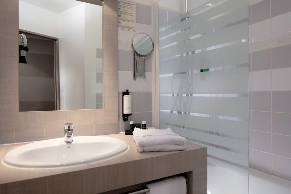 Comfort Studio (Double) | Bathroom | Rainfall showerhead, eco-friendly toiletries, hair dryer, towels
