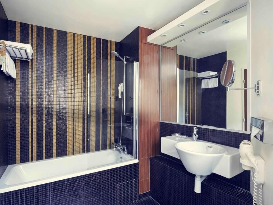 Premium bedding, pillowtop beds, free minibar, in-room safe