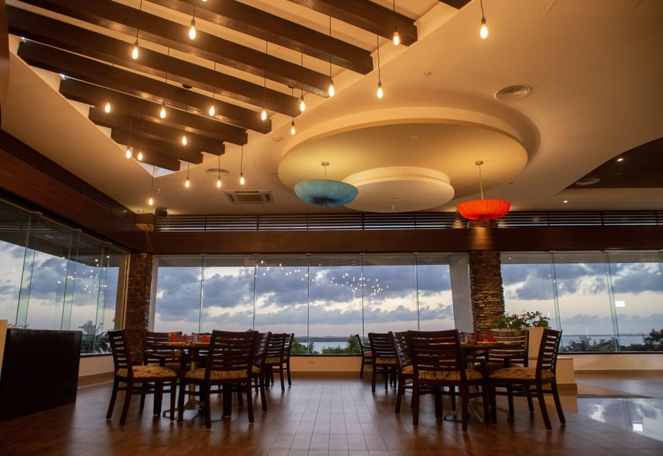 6 restaurants; breakfast, lunch, and dinner served