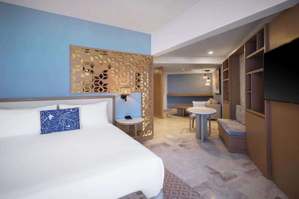 Executive Suite, 1 King Bed - Non-smoking | Free minibar, in-room safe, blackout drapes, soundproofing