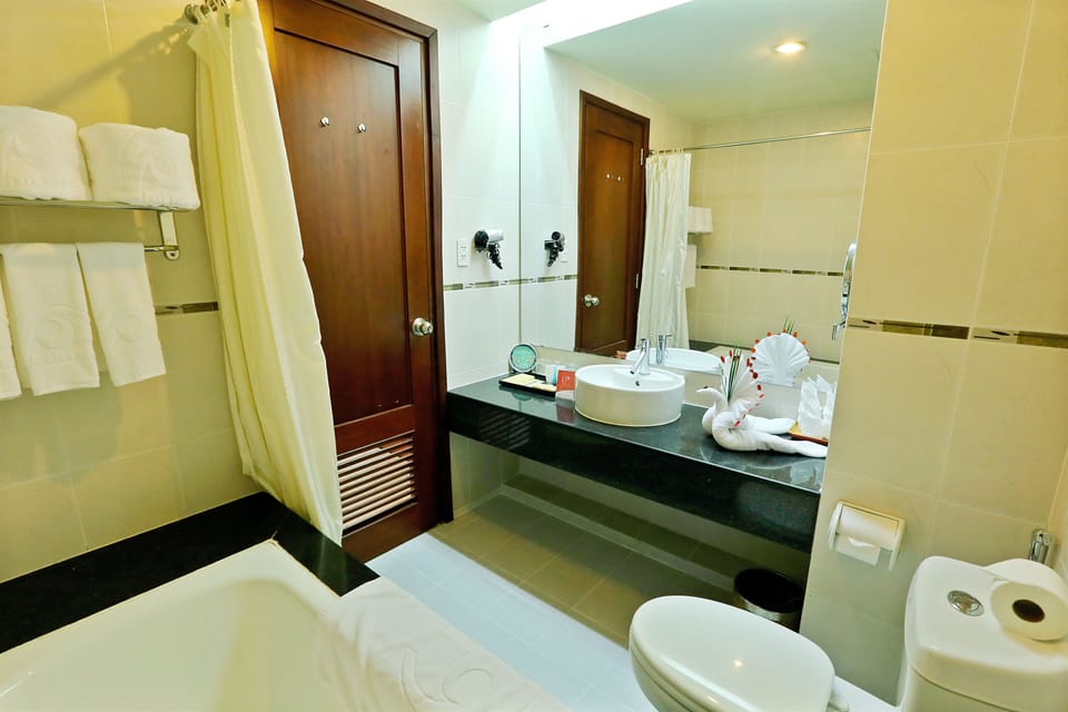 Family Room | Minibar, in-room safe, desk, blackout drapes