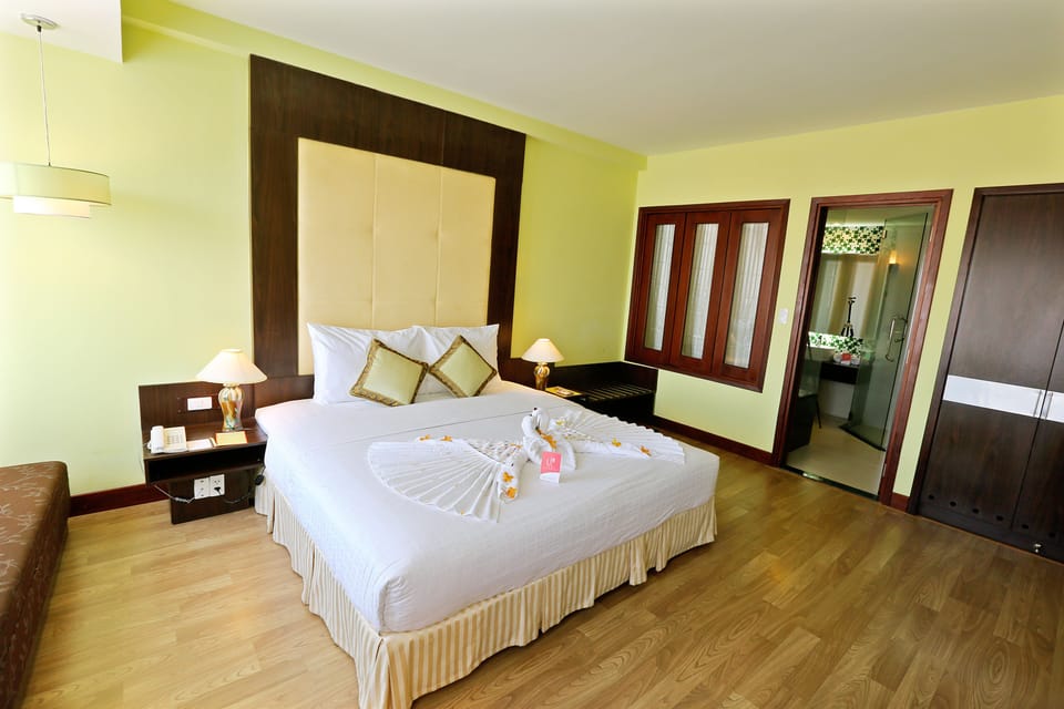 Suite, 1 Double Bed | Minibar, in-room safe, desk, blackout drapes