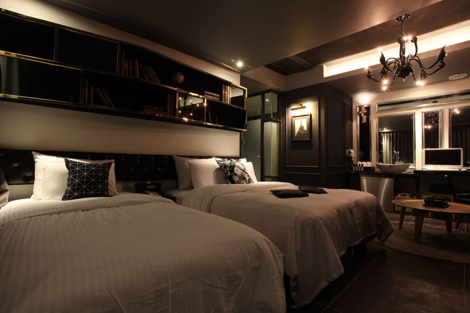 xLuxury Suite, 1 Bedroom, Non Smoking | Down comforters, in-room safe, desk, blackout drapes