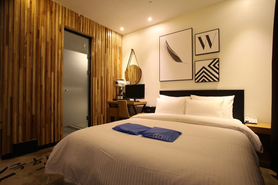 Standard Double Room, 1 Bedroom, Non Smoking | Down comforters, in-room safe, desk, blackout drapes