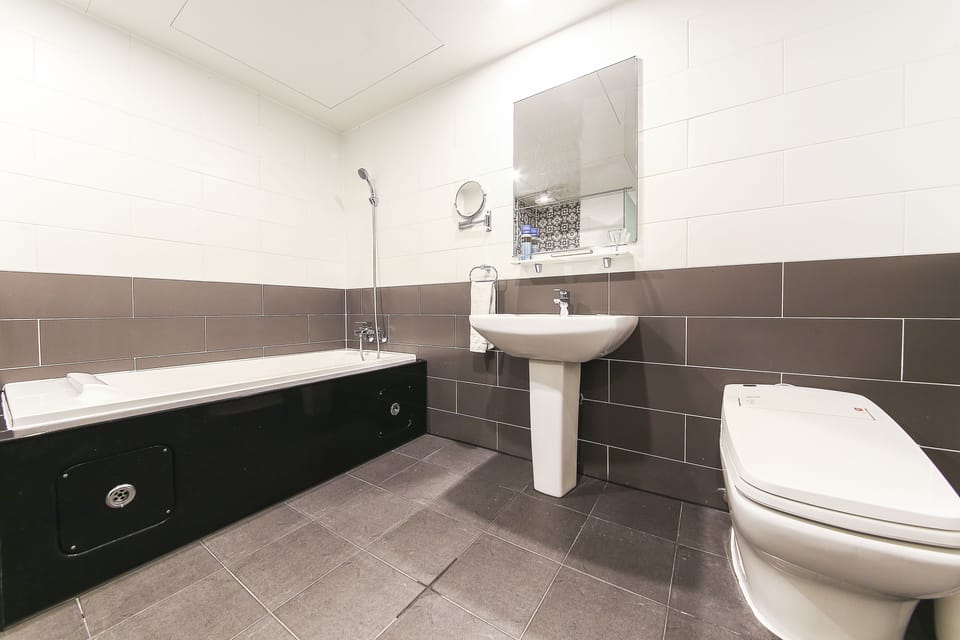 Standard Twin Room, 2 Twin Beds, Bathtub | Bathroom | Designer toiletries, hair dryer, bathrobes, slippers