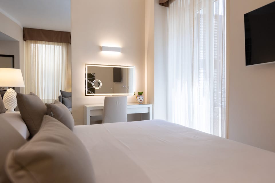 Junior Suite | Premium bedding, down comforters, memory foam beds, minibar