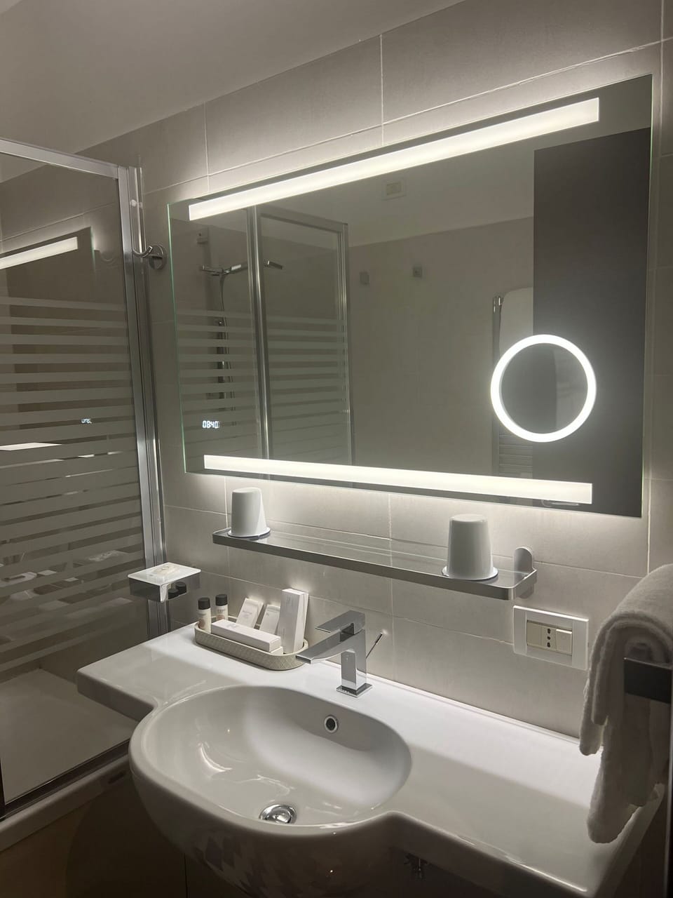 Deluxe Double Room | Bathroom | Shower, free toiletries, hair dryer, bidet