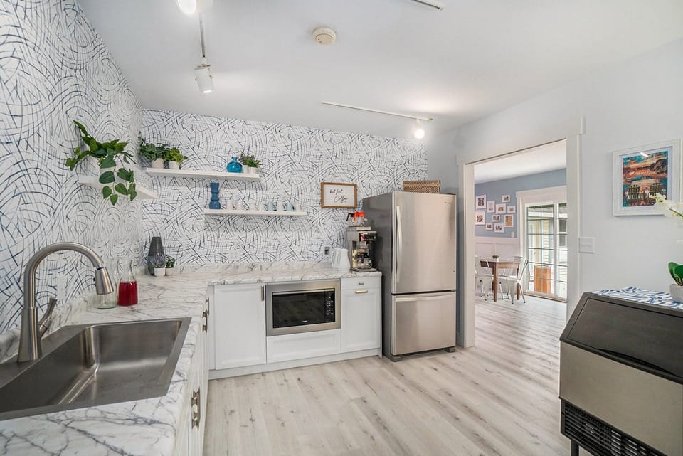 Shared fridge, microwave, cookware/dishes/utensils