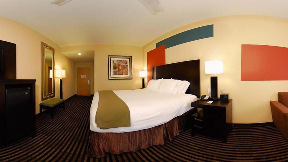 Standard Room, 1 King Bed, Accessible (Mobility, Accessible Tub) | Private kitchen | Fridge, microwave, coffee/tea maker