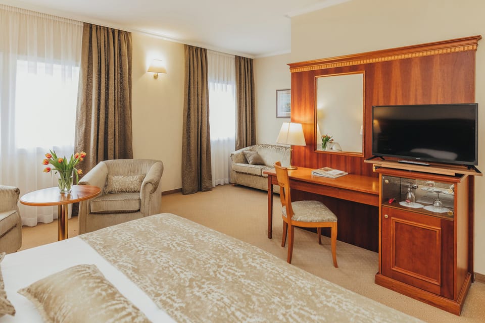 Deluxe Double Room | Living area | Fireplace