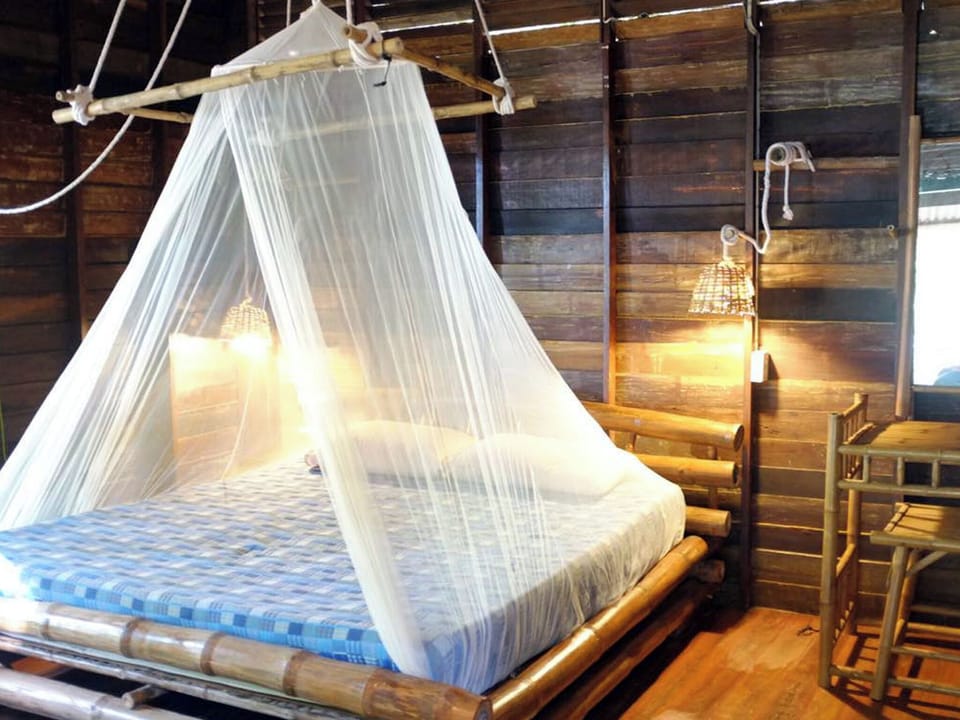 Basic Cabin, 1 King Bed, Sea View | Bed sheets