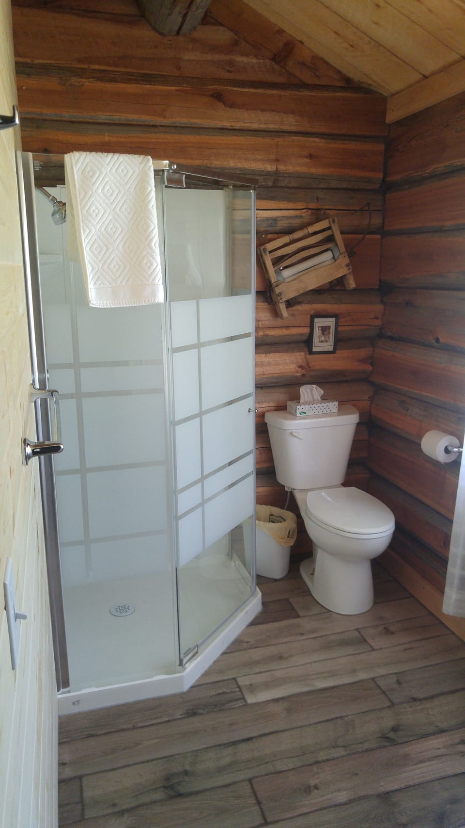 Pioneer (Fir) Cabin - 2 Bedrooms | Bathroom | Shower, free toiletries, hair dryer, slippers