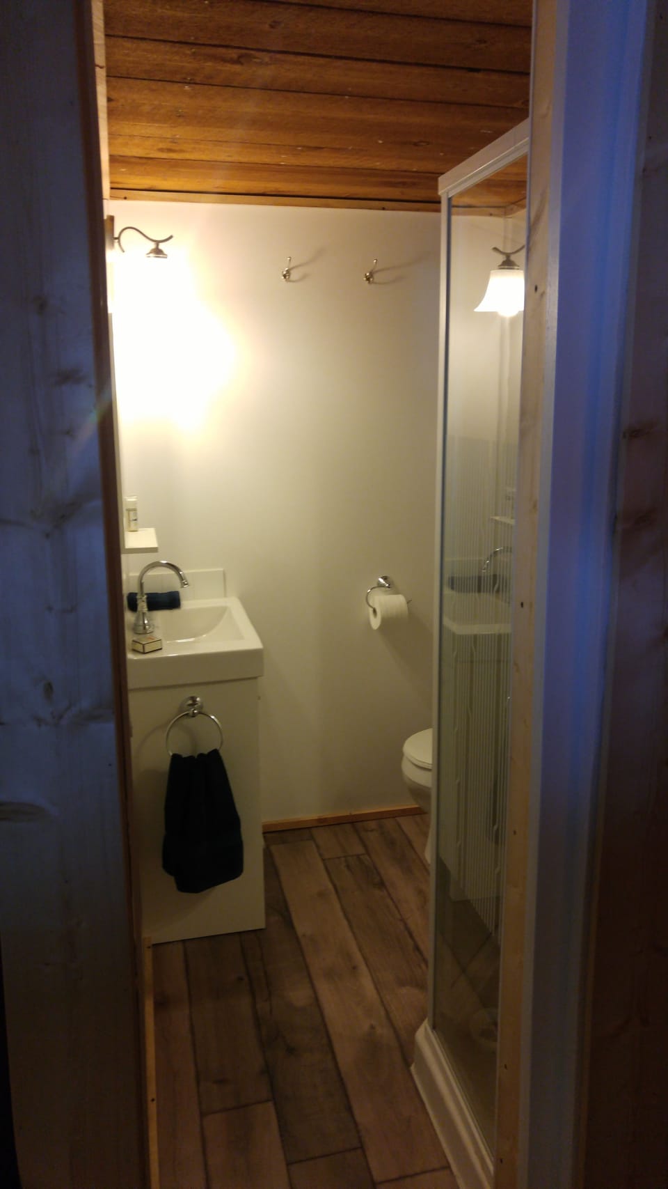 Cedar or Alder Cabin - 1 Queen Bed | Bathroom | Shower, free toiletries, hair dryer, slippers