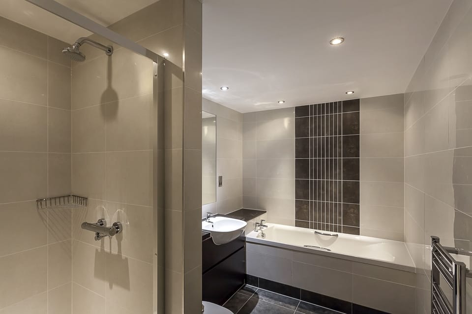 Superior Room, 1 King Bed, Non Smoking | Bathroom | Free toiletries, hair dryer, towels, soap