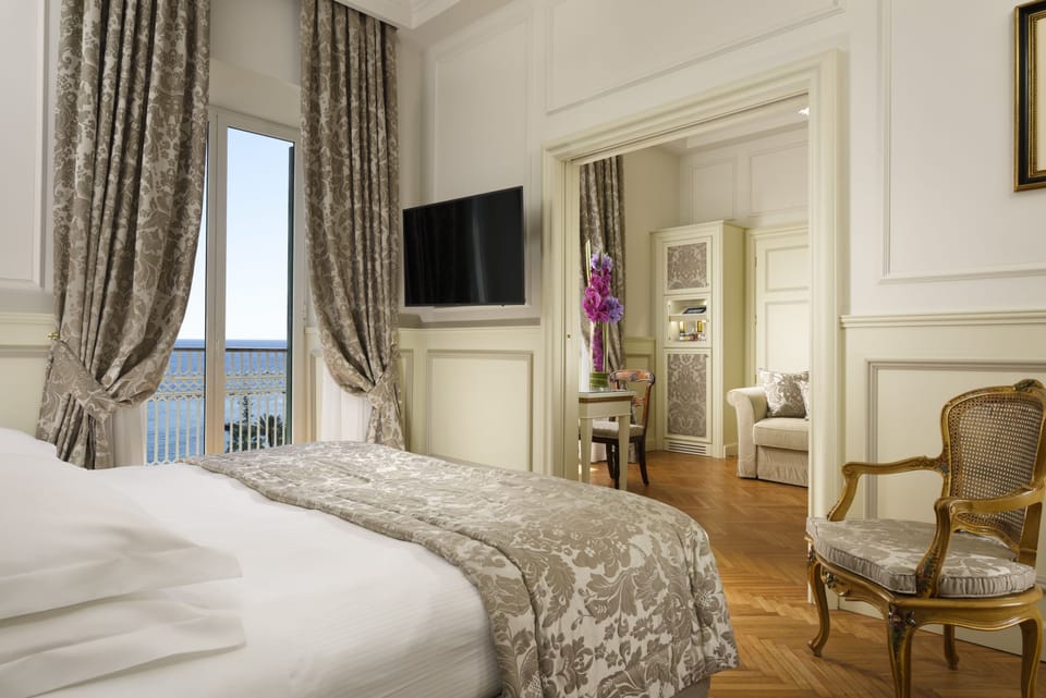 Exclusive Suite, Balcony, Sea View (Queen) | Hypo-allergenic bedding, memory foam beds, minibar, in-room safe
