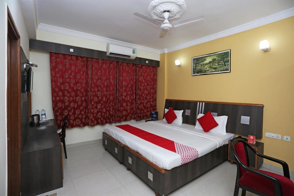 Premium bedding, in-room safe, desk, laptop workspace