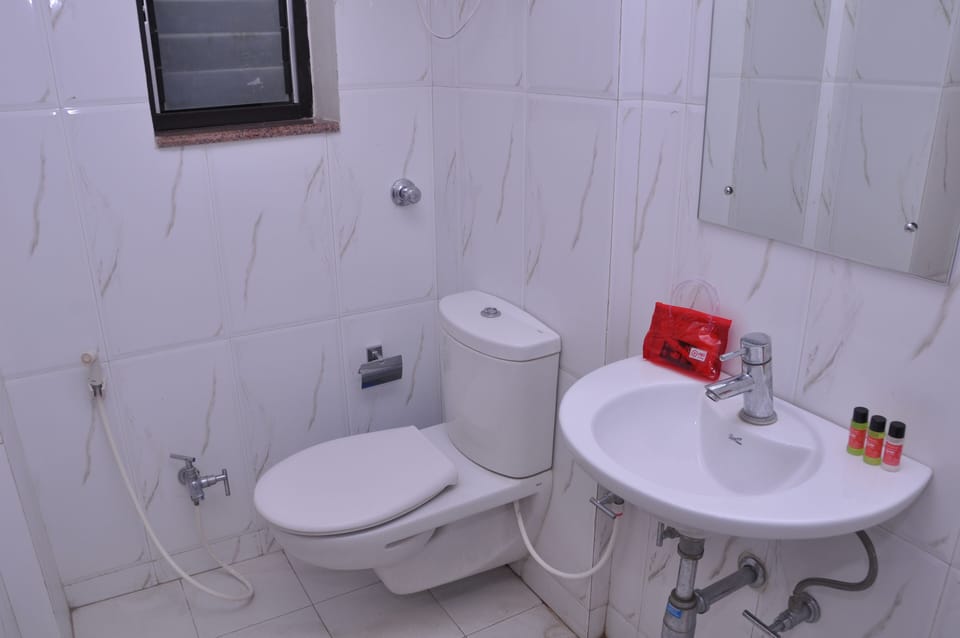 Deluxe Room | Bathroom | Shower, rainfall showerhead, designer toiletries