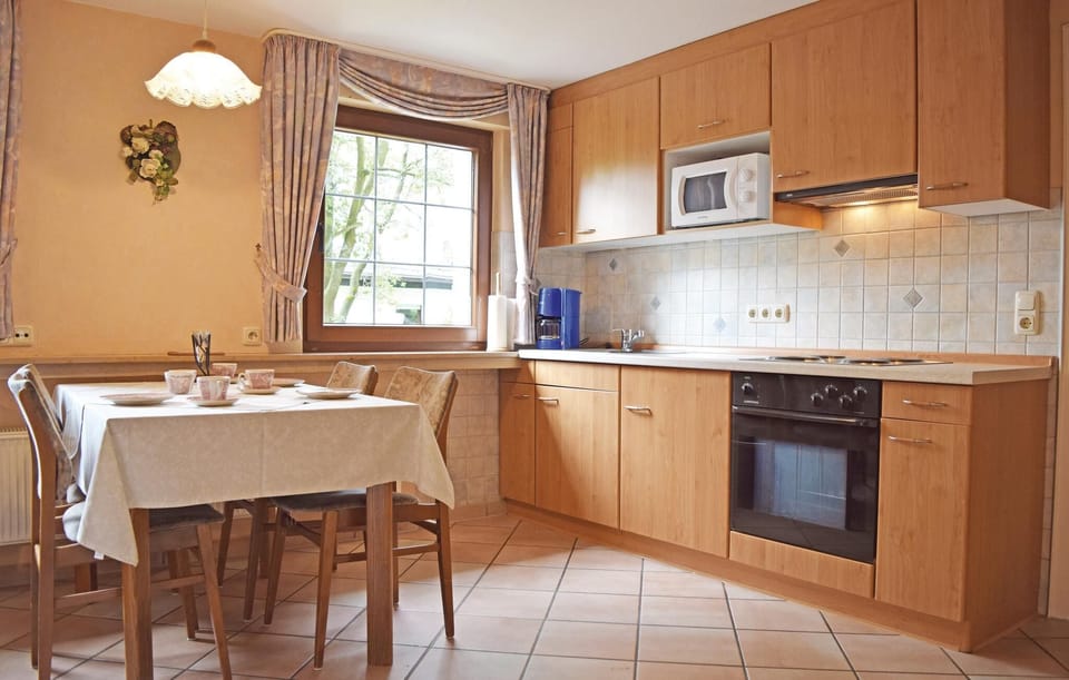 Coffee/tea maker, fridge, microwave, stovetop