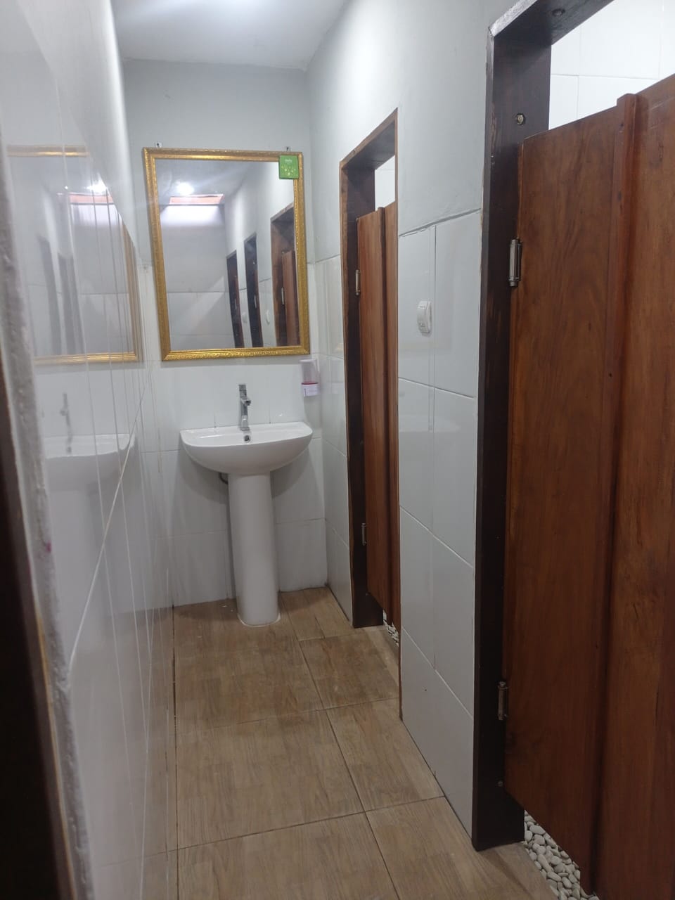 Basic Single Room, 1 Bedroom, Non Smoking | Bathroom | Slippers