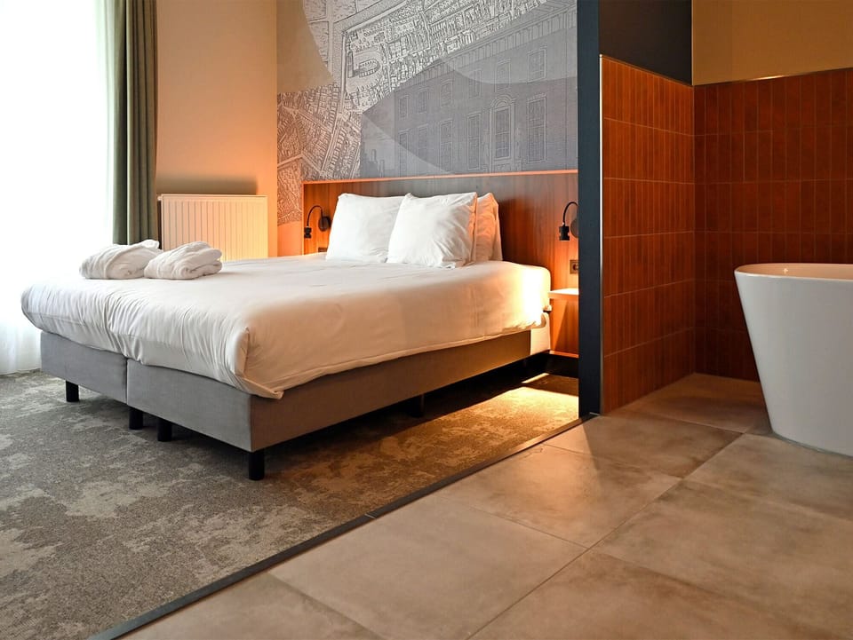 Luxe Suite | Desk, iron/ironing board (on request), WiFi (free), bed sheets