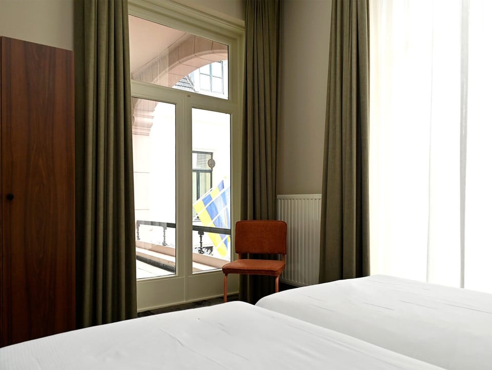 Suite | Desk, iron/ironing board (on request), WiFi (free), bed sheets