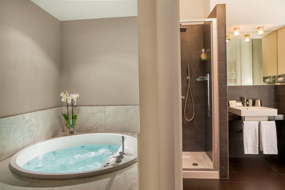 Suite, Jetted Tub | Bathroom | Shower, rainfall showerhead, hair dryer, bidet